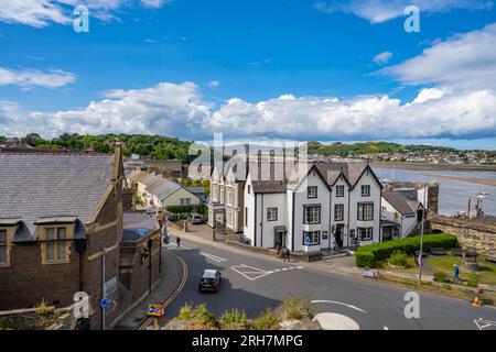 Guardando la città di Conwy verso Llandudno dal castello di Conwy Foto Stock