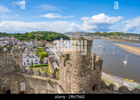 Guardando la città di Conwy verso Llandudno dal castello di Conwy Foto Stock