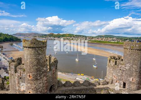 Guardando la città di Conwy verso Llandudno dal castello di Conwy Foto Stock