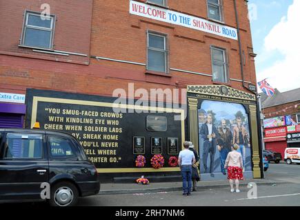 Turisti sulla Shankill Road a Belfast Foto Stock