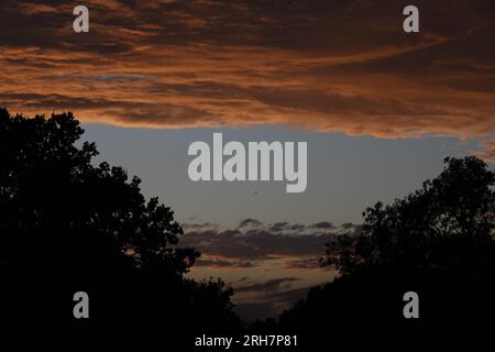 Tadworth, Surrey, Regno Unito. 14 agosto 2023. Strani modelli meteorologici hanno prodotto un tramonto spettacolare sulle Surrey Hills vicino a Epsom, Regno Unito questa sera credito: Motofoto/Alamy Live News Foto Stock