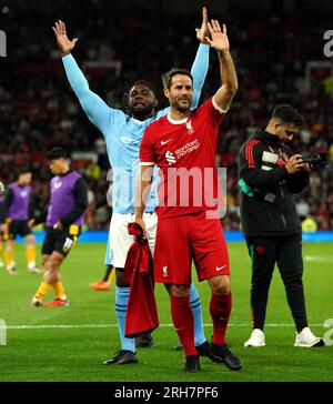 I commentatori di Sky Sports e gli ex giocatori Micah Richards (a sinistra) e Jamie Carragher (a destra) intrattengono il pubblico con un tiro di rigore all'intervallo durante la partita di Premier League all'Old Trafford, Manchester. Data immagine: Lunedì 14 agosto 2023. Foto Stock