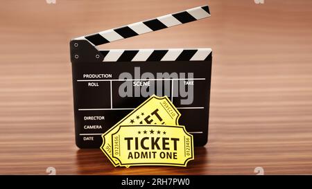 Clapboard e i biglietti del cinema in piedi su una superficie di legno. 3D'illustrazione. Foto Stock
