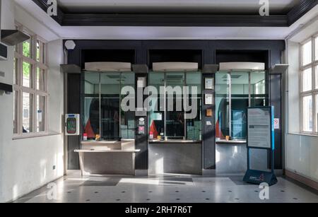 Biglietteria della stazione ferroviaria di Lancaster con tutte le finestre chiuse. La biglietteria qui è proposta per la chiusura completa secondo i piani del 2023 Foto Stock