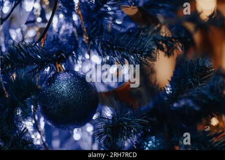 Albero di Natale blu decorato con un lucente pallone di Natale. Atmosfera magica e decorazioni festive Foto Stock