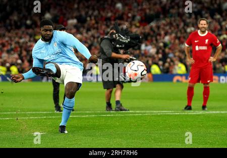 I commentatori di Sky Sports e gli ex giocatori Micah Richards (a sinistra) e Jamie Redknapp (a destra) intrattengono il pubblico con un tiro di rigore all'intervallo durante la partita di Premier League all'Old Trafford, Manchester. Data immagine: Lunedì 14 agosto 2023. Foto Stock