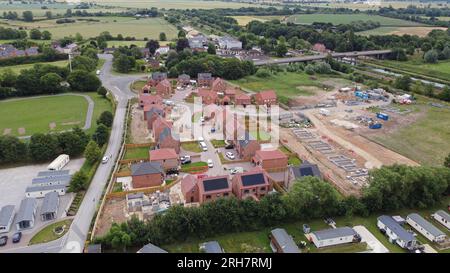 Vista droni all'altitudine di una grande tenuta di nuove splendide case costruite da artigiani. Foto Stock