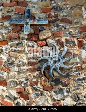 Due bulloni a muro su un vecchio edificio in mattoni e selce vicino a Thornham, North Northfolk, Inghilterra, Regno Unito Foto Stock