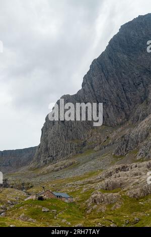 Ammira il monte Ben Nevis con le ripide scogliere della Scozia Foto Stock