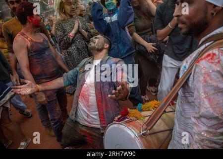 Mosca, Russia. 13 agosto, 2023 persone partecipano all'Holi Festival of Colors nell'ambito del festival India Day a Ostrov Mechty (Dream Island) Park a Mosca, in Russia Foto Stock