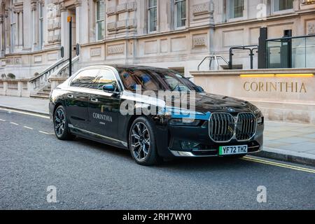Una berlina elettrica BMW i7 è parcheggiata di fronte al Corinthia Hotel London, nel centro di Londra, Inghilterra, Regno Unito. Foto Stock