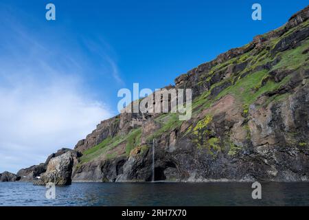 Groenlandia occidentale, isola di Disko, Qeqertarsuaq. Viste panoramiche lungo la costa di Kuannit, formazioni rocciose vulcaniche di basalto. Foto Stock