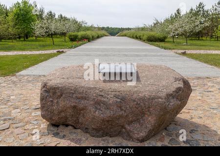 Koknese, Lettonia. 15 maggio 2023. Un monumento in pietra di fronte a un vicolo nel parco commemorativo Liktendarzs (il Giardino del destino). Foto Stock