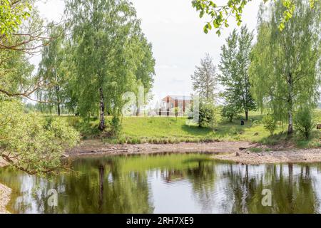 Koknese, Lettonia. 15 maggio 2023. Un paesaggio nel parco commemorativo Liktendarzs (il Giardino del destino). Foto Stock
