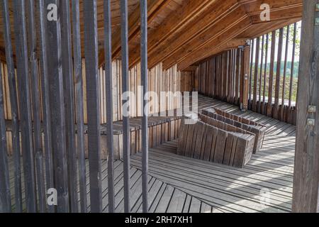 Koknese, Lettonia. 15 maggio 2023. Una capanna di legno nel parco commemorativo Liktendarzs (il Giardino del destino). Foto Stock