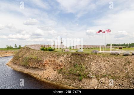 Koknese, Lettonia. 15 maggio 2023. Un paesaggio nel parco commemorativo Liktendarzs (il Giardino del destino) a Koknese, Lettonia. Foto Stock