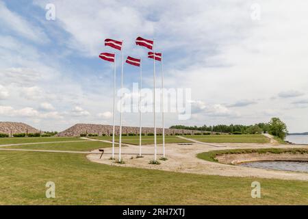 Koknese, Lettonia. 15 maggio 2023. Bandiere lettoni nel parco commemorativo Liktendarzs (il giardino del destino) a Koknese, Lettonia. Foto Stock