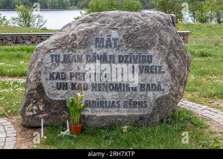 Koknese, Lettonia. 15 maggio 2023. Un monumento in pietra alle vittime delle deportazioni. Foto Stock