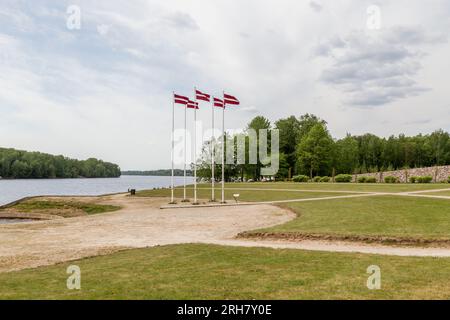 Koknese, Lettonia. 15 maggio 2023. Bandiere lettoni nel parco commemorativo Liktendarzs (il giardino del destino) a Koknese, Lettonia. Foto Stock