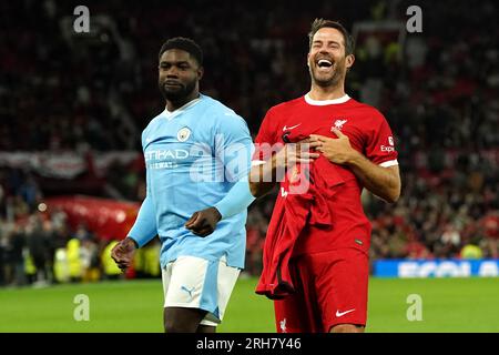 I commentatori di Sky Sports e gli ex giocatori Jamie Redknapp e Micah Richards (a sinistra) intrattengono il pubblico con un tiro di rigore all'intervallo durante la partita di Premier League all'Old Trafford, Manchester. Data immagine: Lunedì 14 agosto 2023. Foto Stock