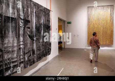 Visione generale dei fili: "Respirare storie nei materiali" ad Arnolfini a Bristol Foto Stock