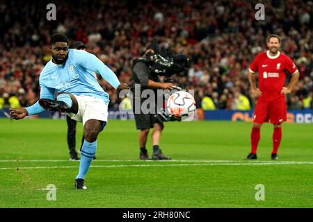 I commentatori di Sky Sports e gli ex giocatori Micah Richards (a sinistra) e Jamie Redknapp (a destra) intrattengono il pubblico con un tiro di rigore all'intervallo durante la partita di Premier League all'Old Trafford, Manchester. Data immagine: Lunedì 14 agosto 2023. Foto Stock