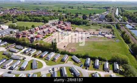 Vista droni dall'alto che mostra un complesso residenziale in costruzione nel Lincolnshire, Regno Unito Foto Stock