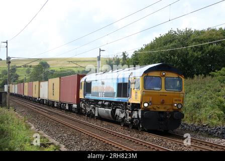 Classe 66 capannone diesel-elettrico loco, numero 66709 chiamato Sorrento, su un convoglio lungo la West Coast Main Line a Lowgill in Cumbria, l'11 agosto 2023. Foto Stock