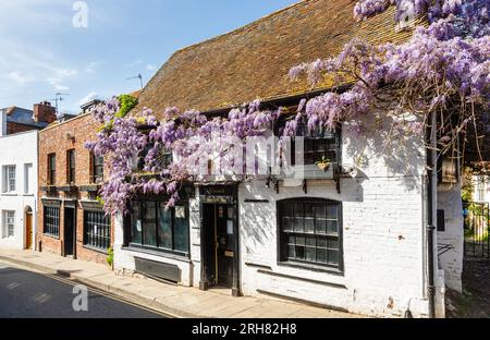 Vista esterna del Copper Kettle ricoperto di glicine (ora chiuso), la zecca, Rye, una città inglese vicino alla costa nell'East Sussex Foto Stock