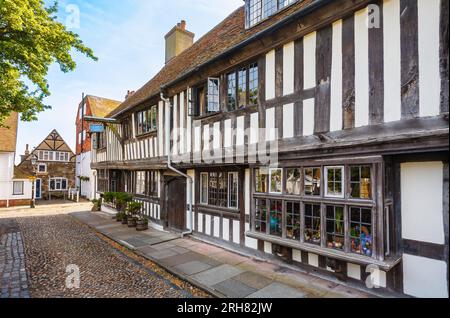 Cottage medievali tradizionali in legno bianco e nero in una strada acciottolata, Church Square, a Rye, East Sussex, Regno Unito Foto Stock
