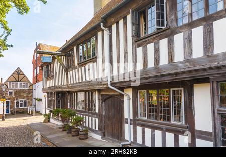 Cottage medievali tradizionali in legno bianco e nero in una strada acciottolata, Church Square, a Rye, East Sussex, Regno Unito Foto Stock