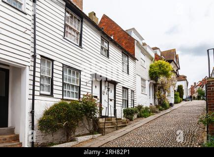 Case medievali e architettura locale in clapboard nella storica Mermaid Street nel centro di Rye, una città inglese vicino alla costa nell'East Sussex Foto Stock