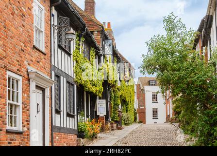 La facciata dell'hotel Mermaid Inn nella storica Mermaid Street, Rye, una cittadina inglese vicino alla costa nell'East Sussex, coperta di superriduttore Foto Stock