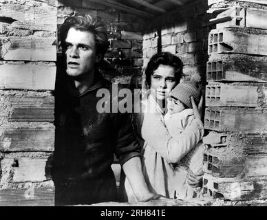 Giorgio Listuzzi, Gabriella Pallotta, On-Set of the Italian Film, 'The Roof', titolo italiano: 'Il tetto', Titanus, Compass Film, 1956, uscita USA via Trans-Lux Films, 1959 Foto Stock