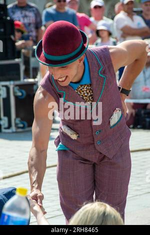 Cracovia, Malopolska, Polonia - 09.06.2023: Festival del Teatro di strada. Evento annuale internazionale. Hugo Miro Hiszpania HUGO Piazza del mercato principale dal lato della Chiesa di San Wojciech foto di alta qualità Foto Stock