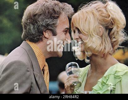 Peter Sellers, Goldie Hawn, sul set del British Film, "There's A Girl in My Soup", Columbia Pictures, 1970 Foto Stock