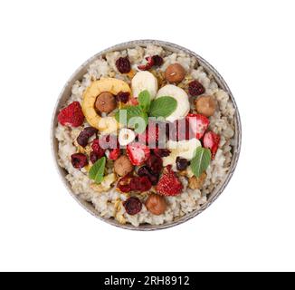 Farina d'avena con frutta liofilizzata, noci e menta isolate su bianco, vista dall'alto Foto Stock