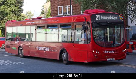 Servizi di trasporto pubblico bus 21 della Harrogate Bus Company, nel centro di Knaresborough, FJ58 LSN, North Yorkshire, Inghilterra, Regno Unito, HG5 0AA Foto Stock