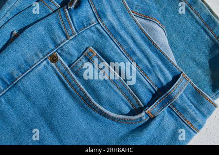 Dettaglio ravvicinato della cucitura di un paio di jeans, evidenziando la resistenza e la durata delle linee. Ideale per progetti legati alla moda e all'appar Foto Stock