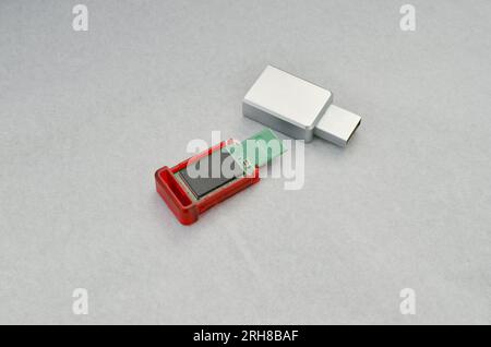 Primo piano di una chiavetta USB aperta che rivela i suoi circuiti interni per la riparazione e la manutenzione. Con riferimento al concetto di tecnologia o di ricreazione avanzata dei dati Foto Stock