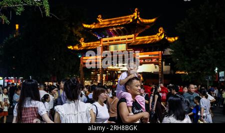 NANCHINO, CINA - 14 AGOSTO 2023 - i turisti visitano il luogo cenico dei Templi di Confucio lungo il fiume Qinhuai a Nanchino, nella provincia di Jiangsu della Cina orientale, Foto Stock