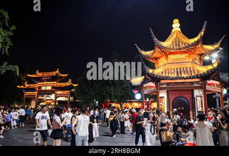 NANCHINO, CINA - 14 AGOSTO 2023 - i turisti visitano il luogo cenico dei Templi di Confucio lungo il fiume Qinhuai a Nanchino, nella provincia di Jiangsu della Cina orientale, Foto Stock