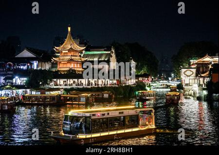 NANCHINO, CINA - 14 AGOSTO 2023 - i turisti visitano il luogo cenico dei Templi di Confucio lungo il fiume Qinhuai a Nanchino, nella provincia di Jiangsu della Cina orientale, Foto Stock