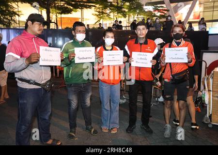 Bangkok, Thailandia. 14 agosto 2023. La Motorcycle Riders Union, che fornisce servizi per le applicazioni di consegna di cibo e forniture, tiene un cartello che protesta contro la lealtà del lavoro ai piloti. (Foto di Adirach Toumlamoon/Pacific Press) credito: Pacific Press Media Production Corp./Alamy Live News Foto Stock