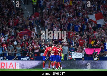 Madrid, Spagna. 14 agosto 2023. I giocatori dell'Atletico de Madrid celebrano un gol durante la partita di calcio spagnola della Liga tra l'Atletico de Madrid e il Granada CF a Madrid, in Spagna, 14 agosto 2023. Crediti: Gustavo Valiente/Xinhua/Alamy Live News Foto Stock