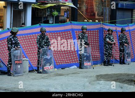 Srinagar, India. 14 agosto 2023. Donne indiane soldati paramilitari guardano mentre Jammu e il tenente governatore del Kashmir Manoj Sinha arrivano per inaugurare un mercato recentemente rinnovato a Srinagar, il Kashmir controllato dagli indiani. La sicurezza è stata rafforzata nella regione in vista delle celebrazioni del giorno dell'indipendenza dell'India il 15 agosto. (Foto di Mubashir Hassan/Pacific Press) credito: Pacific Press Media Production Corp./Alamy Live News Foto Stock