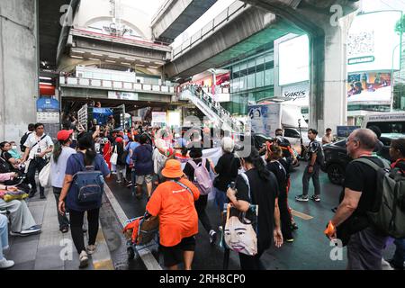 Bangkok, Thailandia. 14 agosto 2023. Fronte Unito di Thammasat e dimostrazione il rally si è tenuto dall'incrocio di Pathumwan al Tempio Pathum Wanaram e all'incrocio di Ratchaprasong. L'area in cui le camicie rosse furono massacrate nel 2010 per chiedere informazioni sulla coscienza del Partito thailandese Pheu, che aveva la stessa posizione di coloro che erano stati uccisi all'epoca, ma stava per unirsi al governo con coloro che sono attualmente coinvolti in tali eventi. (Immagine di credito: © Adirach Toumlamoon/Pacific Press via ZUMA Press Wire) SOLO PER USO EDITORIALE! Non per USO commerciale! Foto Stock