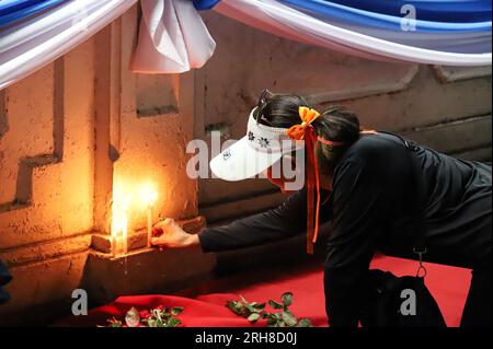 Bangkok, Thailandia. 14 agosto 2023. Fronte Unito di Thammasat e dimostrazione il rally si è tenuto dall'incrocio di Pathumwan al Tempio Pathum Wanaram e all'incrocio di Ratchaprasong. L'area in cui le camicie rosse furono massacrate nel 2010 per chiedere informazioni sulla coscienza del Partito thailandese Pheu, che aveva la stessa posizione di coloro che erano stati uccisi all'epoca, ma stava per unirsi al governo con coloro che sono attualmente coinvolti in tali eventi. (Immagine di credito: © Adirach Toumlamoon/Pacific Press via ZUMA Press Wire) SOLO PER USO EDITORIALE! Non per USO commerciale! Foto Stock