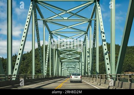 Ponte levatoio ad arco sopra la foce del fiume Columbia con sezioni ad arco con torri di sollevamento per sollevare la sezione del ponte. Ponte ad Astoria Oregon, cr Foto Stock