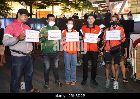 Bangkok, Thailandia. 14 agosto 2023. La Motorcycle Riders Union, che fornisce servizi per le applicazioni di consegna di cibo e forniture, tiene un cartello che protesta contro la lealtà del lavoro ai piloti. (Immagine di credito: © Adirach Toumlamoon/Pacific Press via ZUMA Press Wire) SOLO PER USO EDITORIALE! Non per USO commerciale! Foto Stock